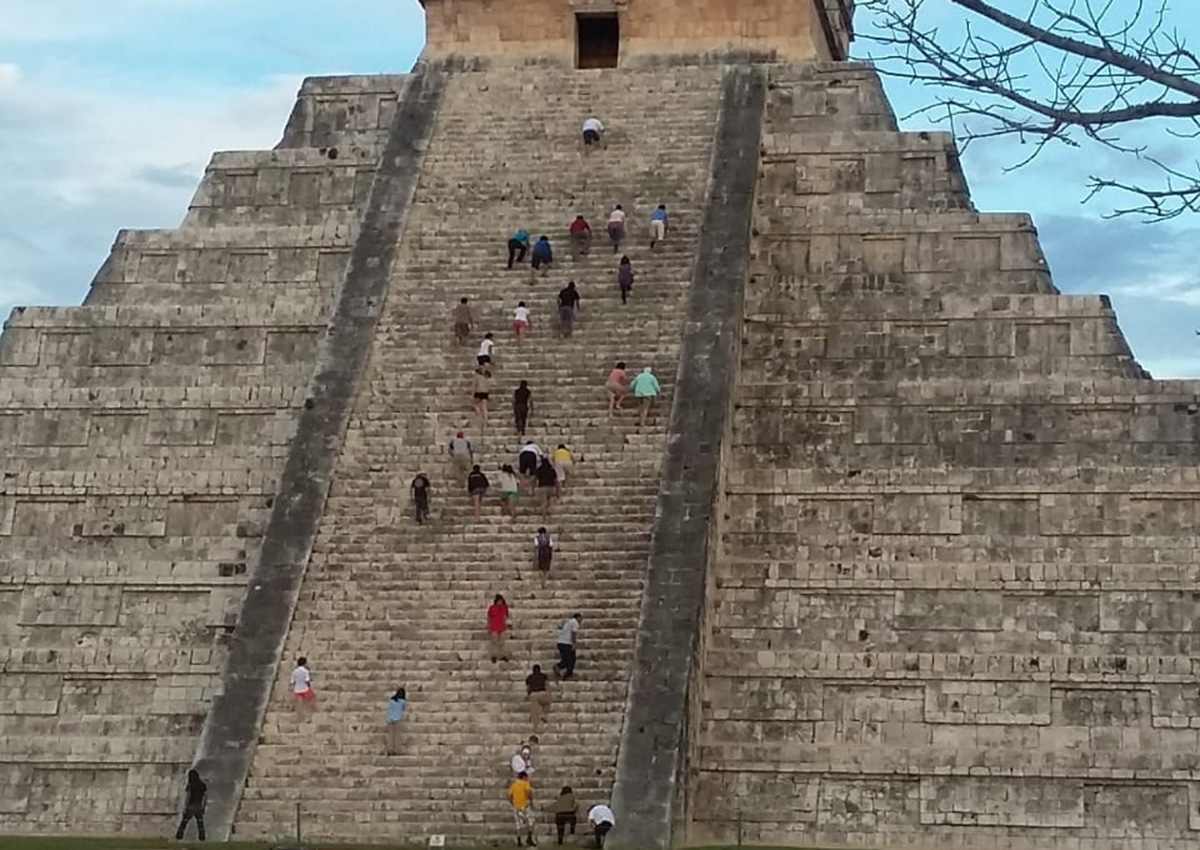 Chichén Itzá is closed. So why are tourists climbing Kukulkán?