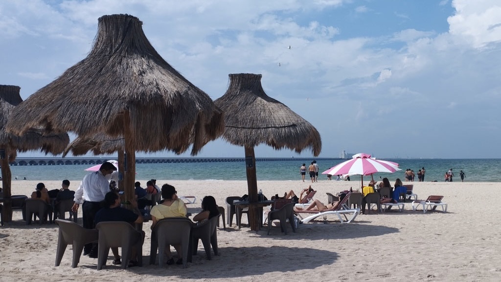 Beaches on the Gulf of México are sunny and superb. Just remember to apply enough sunscreen. Photo: Carlos Rosado van der Gracht / Yucatán Magazine